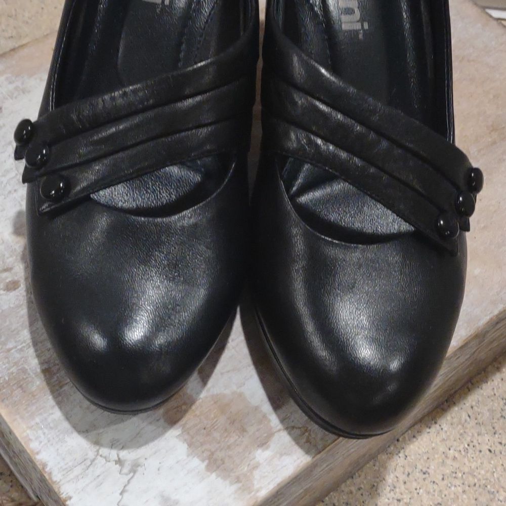 👍 Umberto raffini  Size 38 Leather Mary Jane's Heels.  A10